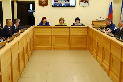 Комиссия по Регламенту поддержала решение Общественного Совета о награждении Александра Вепрева знаком «Признание»
